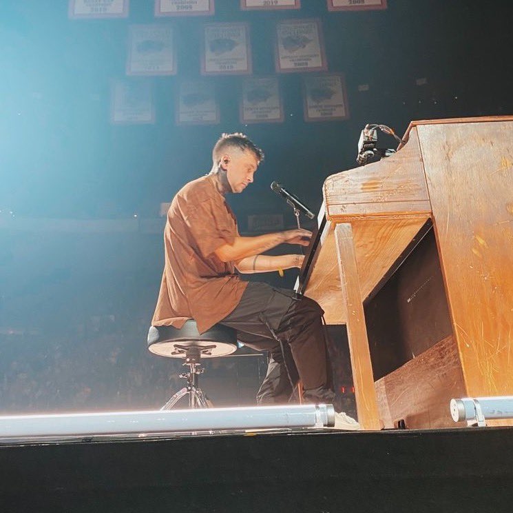 nightsblurring's tweet image. after everyone leaves 
•
•
i hope you stick around &amp;lt;3

— nightsblurring.carrd.co