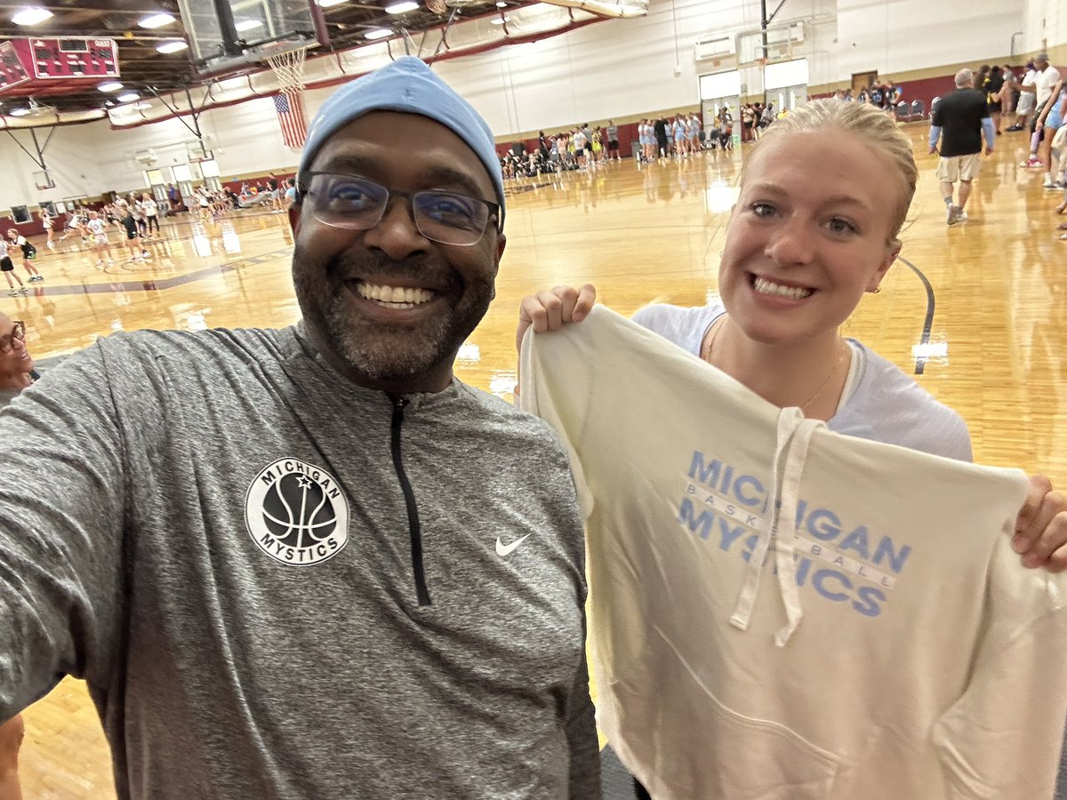MysticsCoach's tweet photo. @MImystics Saw a Mystics Legend @mac_egger in the gym today to watch her sister @EggerJordyn play. Had to give her some free swag!! ✌🏽🙏🏽👍🏽👏🏽🏀 https://t.co/304xYomkM6