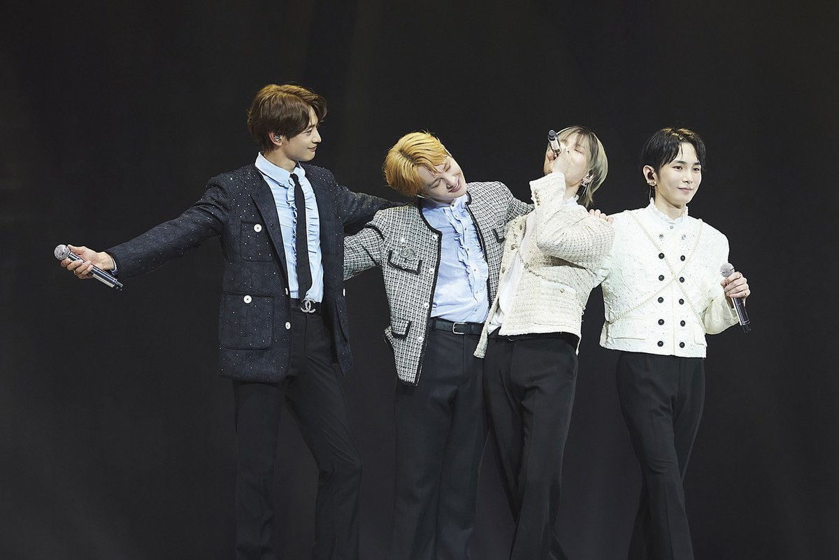 SMTOWNGLOBAL's tweet photo. 완전체라 더 빛났다…샤이니, 앙코르 콘서트서 3만 관객과 소통

5월 24-26일 3일간 인천 인스파이어 아레나에서 진행된 콘서트 성황리에 마무리… 총 3회 공연 모두 시야제한석 포함 전석 매진, 25일과 26일 공연은 글로벌 플랫폼 Beyond LIVE와 위버스 등을 통해 온라인 동시 생중계 진행!

샤이니의 대표 히트곡 ‘Sherlock', 'Lucifer', 'Ring Ding Dong'을 포함해 정규 8집 곡들의 완전체 무대까지 더하며 폭발적인 반응을 이끌어냈다

"이 자리에 있을 수 있게 해주셔서 감사하다. 여러분이 있기에 샤이니가 있고, 그 응원에 꼭 보답하겠다. 앞으로의 시간도 여러분이 민트색 별로 수놓아 주신다면 저희 여행이 더 빛날 것 같다" 소감 밝혀

SHINee's encore concert, 'SHINee WORLD VI [PERFECT ILLUMINATION : SHINee'S BACK]', successfully took place from May 24-26 at the INSPIRE Arena in Incheon.

All three performances were sold out, attracting about 30,000 fans, and were also live-streamed globally through Beyond LIVE and Weverse.

The concert included SHINee's hit songs like 'Sherlock', 'Lucifer', and 'Ring Ding Dong', along with tracks from their 8th album such as 'HARD' and 'JUICE'.

Celebrating their 16th anniversary, SHINee thanked their fans saying "We exist because of you, and we will repay your support."

#SHINee #샤이니
#SHINeeWORLD_VI
#PERFECT_ILLUMINATION_SHINeeS_BACK
#퍼펙트_일루미네이션_샤이니즈백