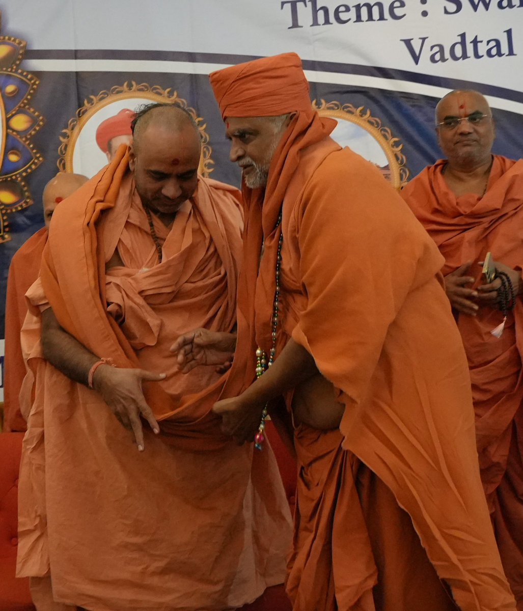 Shibir Acharya Maharaj, saints and all the devotees performed the Shobha Yatra, on the first day of the shibir, the saints spoke about the glory of Lakshminarayan Dev and other topics. Acharay maharaja shree and lalji maharaj shree gave a blessing @ Phoenix (Arizona)