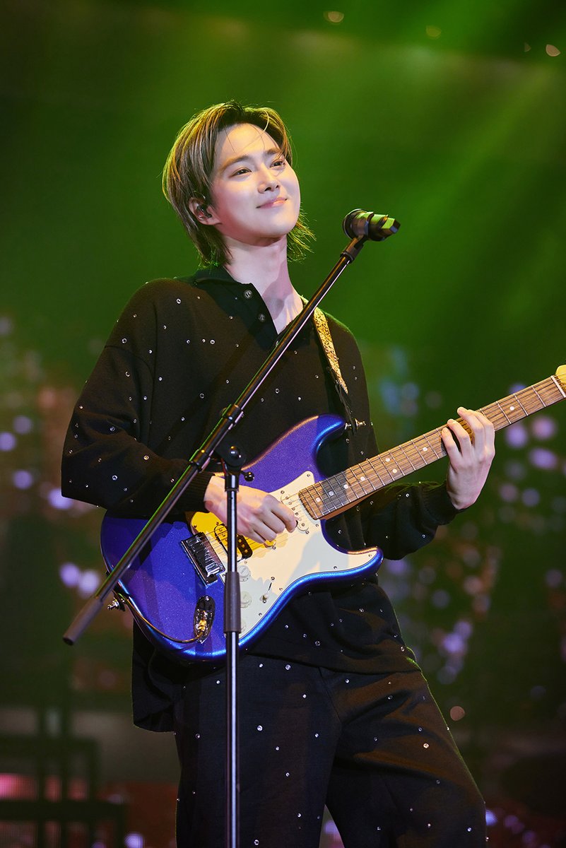SMTOWNGLOBAL's tweet photo. 엑소 수호, 데뷔 12년 만의 첫 솔로 콘서트 'SU:HOME' 전석 매진 성황!
#수호 감성 #밴드 사운드 #팬사랑 가득한 수홈 '집들이' 성공적!
새 미니앨범 '점선면' 전곡 무대 공개 → 5월 31일 컴백 기대감 UP!
"말이 아닌 행동으로 보여주는 아티스트가 될 것, 앞으로 더 자주 만나자"

https://t.co/8q8vtzOirH

#SUHO #수호
#EXO #엑소 #weareoneEXO
#SUHOME