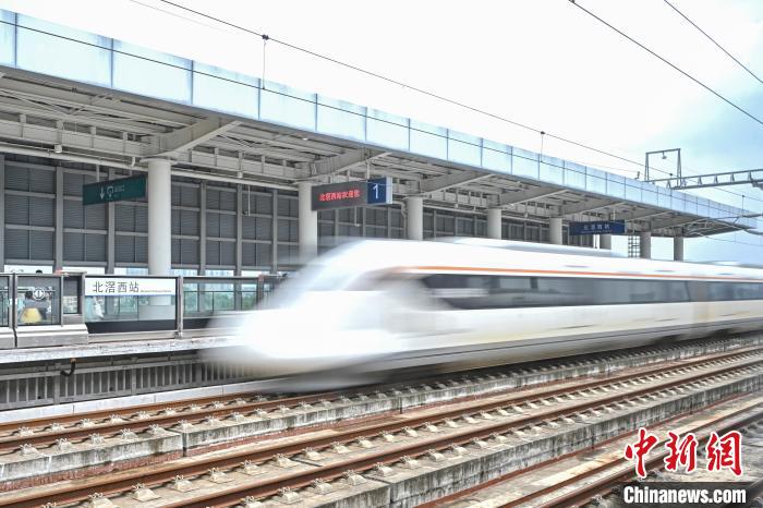 Two sections of a railway in the Guangdong-Hong Kong-Macao Greater Bay Area were put into operation on Sunday, marking the opening of the longest intercity railway route in the area. The line, linking cities including Huizhou, Dongguan, Guangzhou, Foshan, and Zhaoqing from the