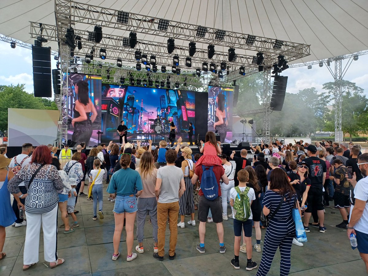 Fotomeissner's tweet photo. Die Sängerin Elif bei der 75 Jahre Grundgesetz Feier auf der 360 Grad Bühne neben dem Kanzleramt #live #Musik #Berlin https://t.co/NkyqAEDQuw