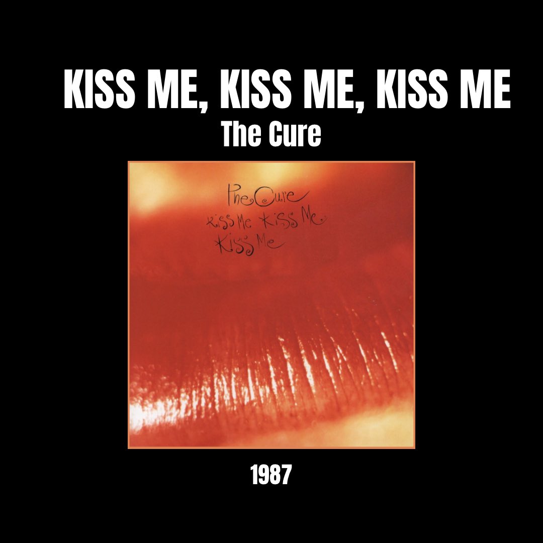 Se cumplen 37 años de Kiss Me, Kiss Me, Kiss Me El 26 de mayo de 1987 se publicaba Kiss Me, Kiss Me, Kiss Me; séptimo álbum de estudio de la banda The Cure Dentro de su lista de canciones se destacan: Catch, Just Like Heaven y Hot Hot Hot