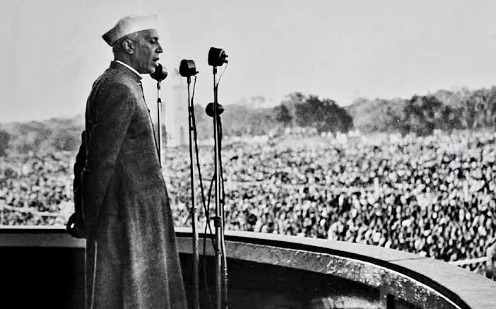 आधुनिक भारत के शिल्पकार, देश के प्रथम प्रधानमंत्री, पंडित जवाहरलाल नेहरू जी की पुण्यतिथि पर उन्हें सादर नमन। एक दूरदर्शी व्यक्ति के रूप में उन्होंने अपना संपूर्ण जीवन - स्वतंत्रता आंदोलन, लोकतंत्र स्थापन, धर्मनिरपेक्षता और संविधान की नींव रखते हुए भारत निर्माण के लिए समर्पित