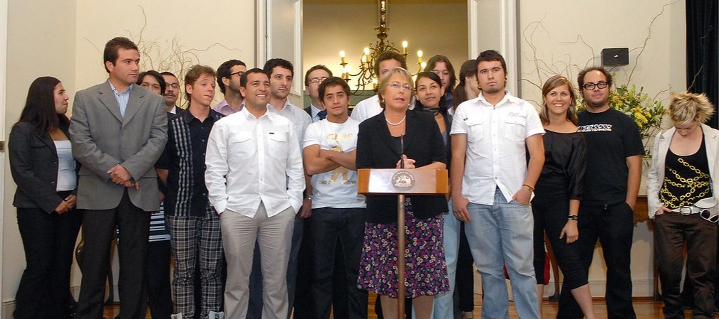 maximellado's tweet photo. Que frágil la memoria!  pensar que la Revolución Pinguina puso en el debate de Chile el CAE hace tantos años.! No queda duda alguna que es un tema a nivel país.  Es necesario debatir con respeto frente a las distintas posiciones existentes. SOLUCIONES Y MENOS DISCUSIONES! https://t.co/folEUb6J8w