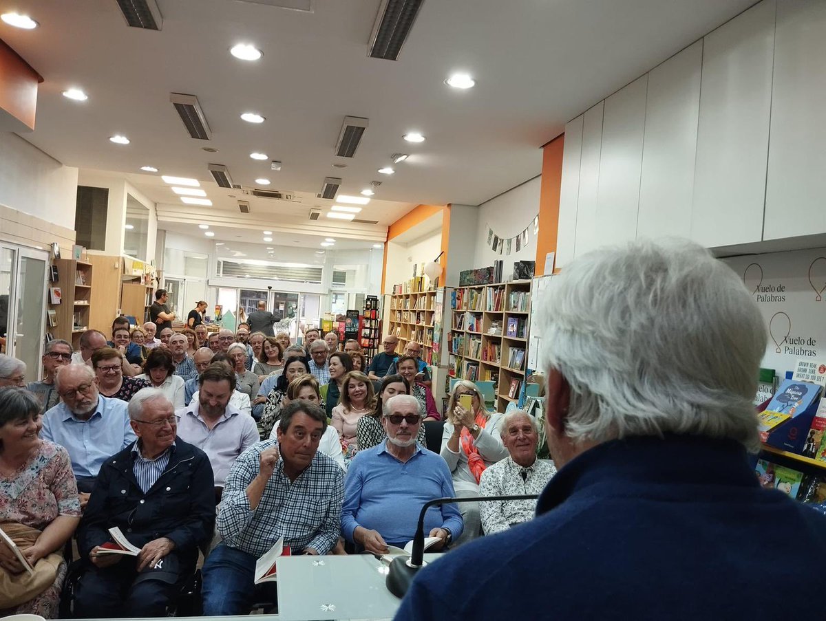 RayoAzulPoesia's tweet photo. Rafael Soler en Librería Vuelo de Palabras (Valencia) presentando su último libro “MEMORIA Y NO” @HuergayFierro @RayoAzulPoesia https://t.co/Y1aovS1PG2