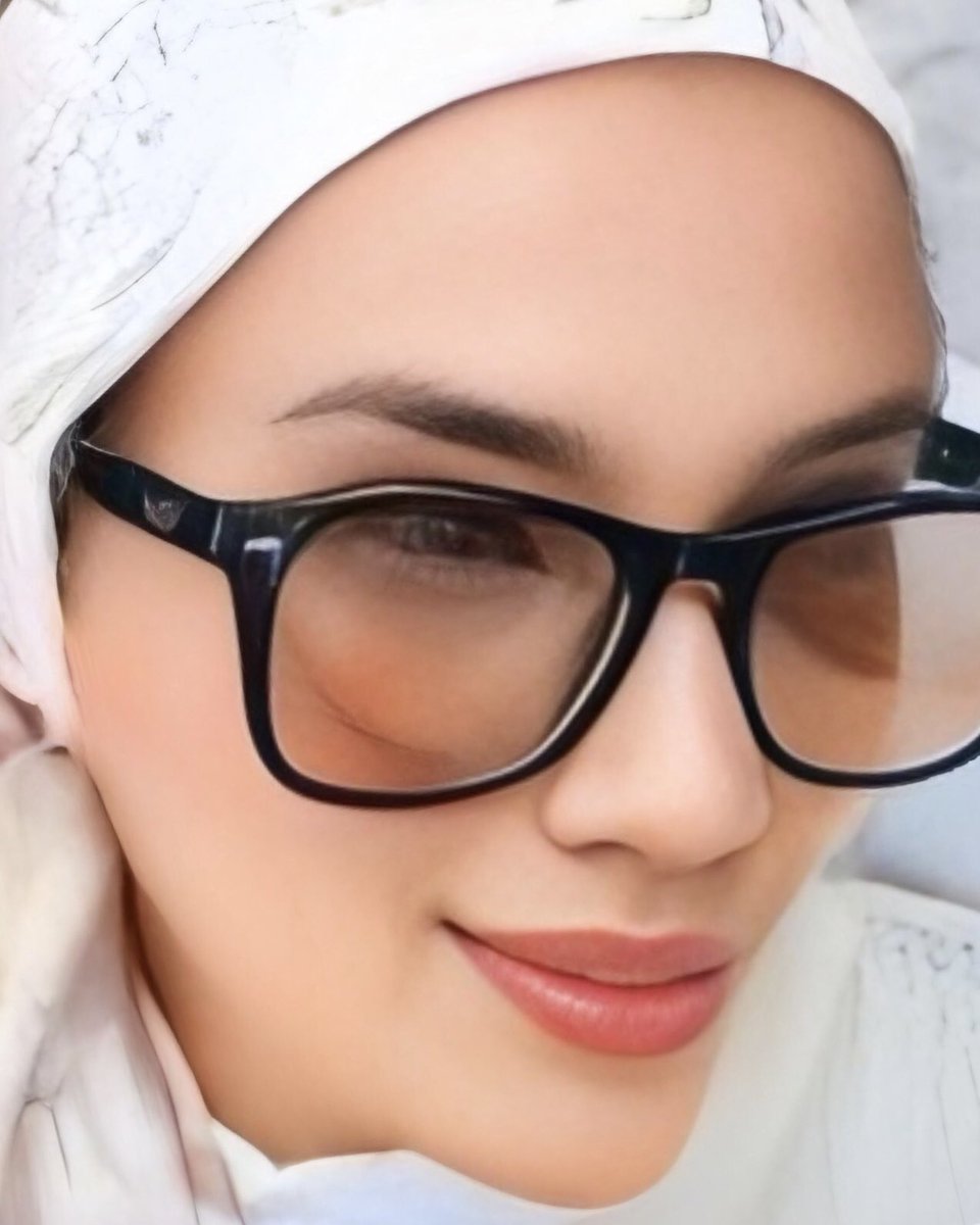 BMVFM's tweet photo. 1. Tindakan seorang wanita tempatan meniru keffiyeh bermotif bunga popi merah milik pereka Amerika Syarikat mengundang padah apabila pekungnya terdedah di media sosial. 

“Memalukan! Orang tu bagi 100% profit pada Palestin tapi kau masuk poket sendiri!” komen netizen. https://t.co/EMpMSgEsdR