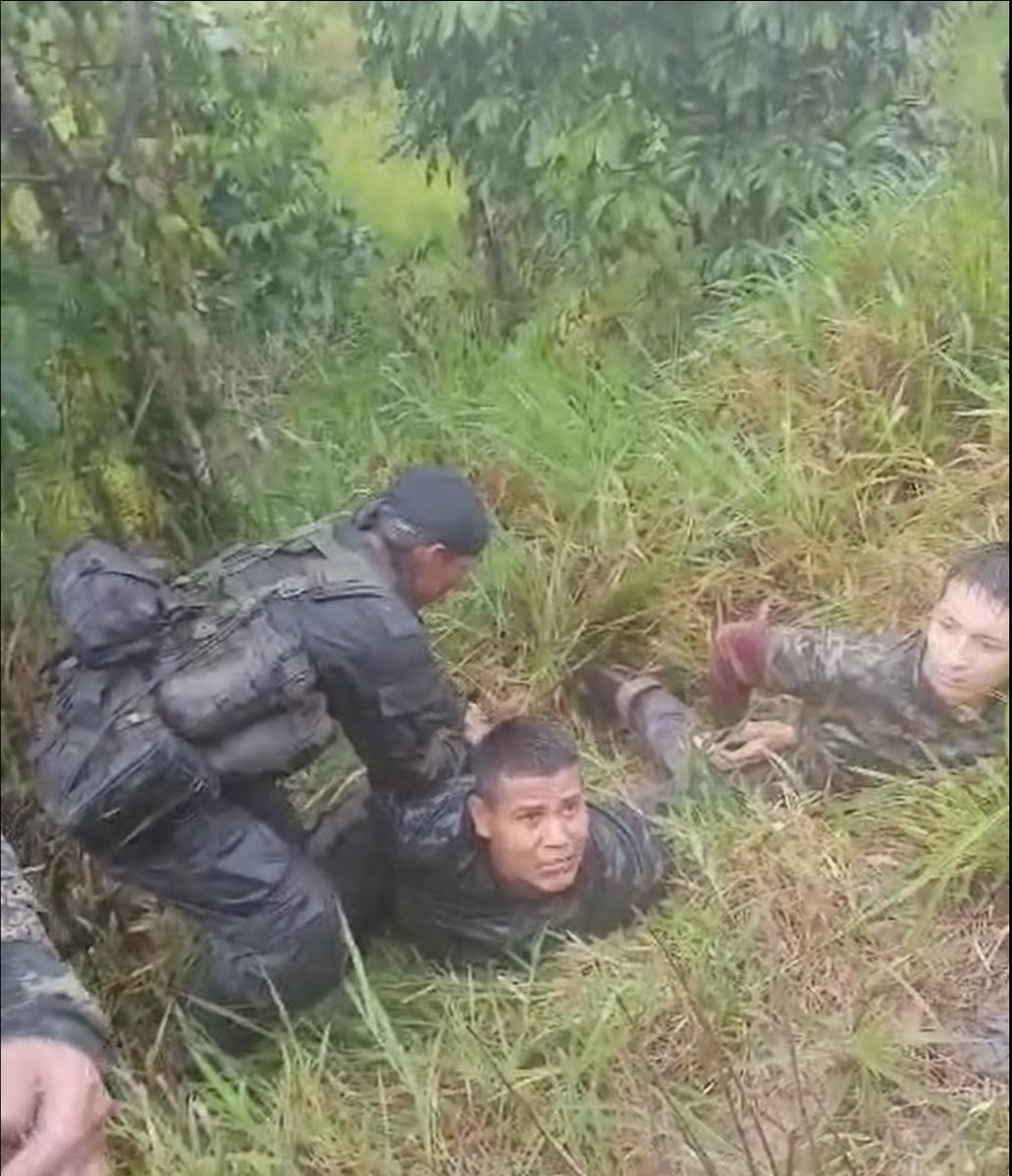 Terroristas de las FARC ejecutaron a menores en Caquetá, Colombia.

Video Sensible.

Video👇🏼
x.com/i/status/17949…