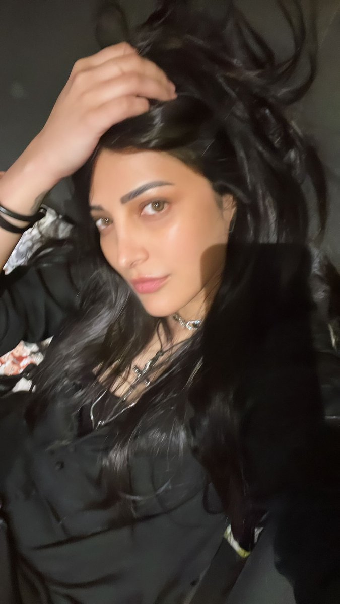 Shruti Haasan 🩶🖤