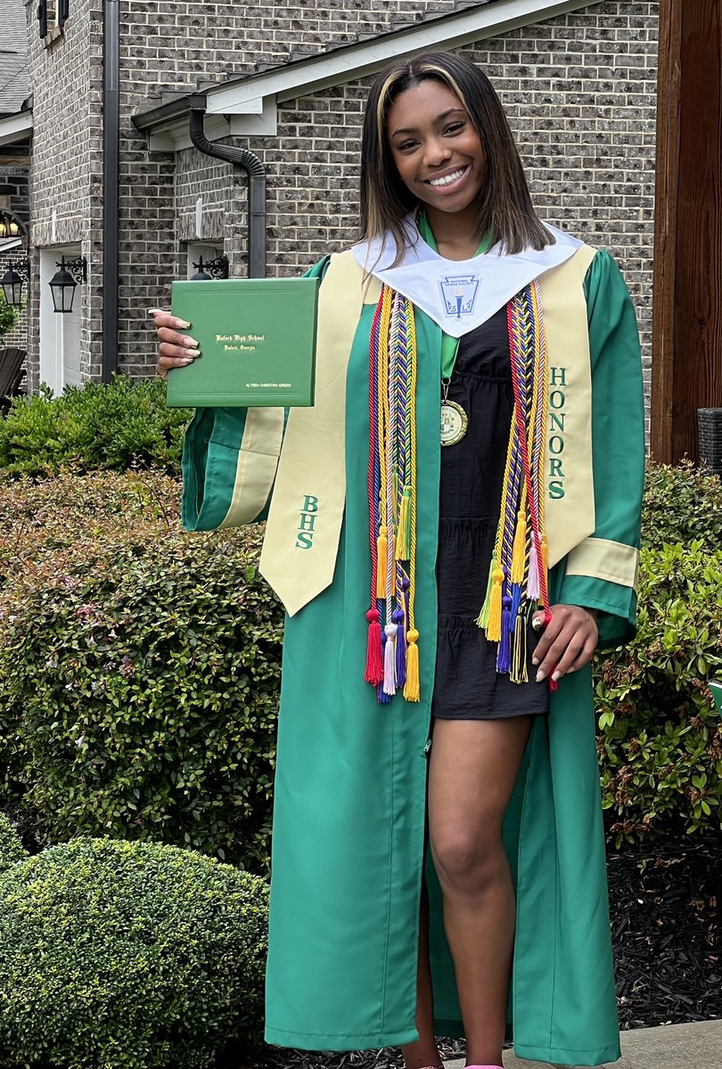 Alyssa_C_Green's tweet photo. Officially a high school graduate with honors 👩🏽‍🎓🏅✌🏽 https://t.co/8XnFbM70Ac