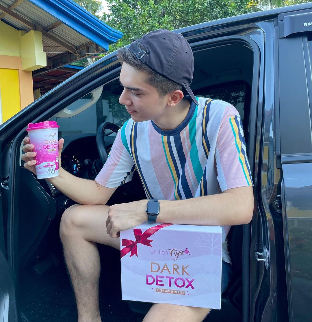 darkdetoxmain's tweet photo. Keep your energy up and your body active with Brilliant Cafe Dark Detox, your healthy drink companion for maintaining a vibrant lifestyle. 🤎 

#BrilliantCafeDarkDetoxCoffee 
#BrilliantSkinEssentials https://t.co/VDmmuEcRVi