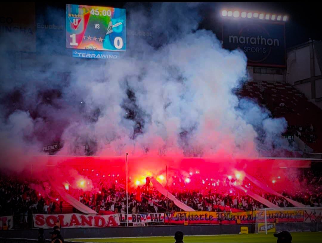 MUerteBlancaEc's tweet photo. ⚪🔴 El amor por estos Colores, defendiendo nuestro escudo y a toda su Gente #MB98

🔻 DALE ALBO ETERNO 🔻 https://t.co/wgUVnL67vR
