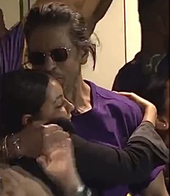 Ladies and gentlemen… them! ♥️ #ShahRukhKhan and #GauriKhan engage in rare PDA after #KKR beat #SRH in #IPL2024 finals. ✨ #trending #photos #srkgauri