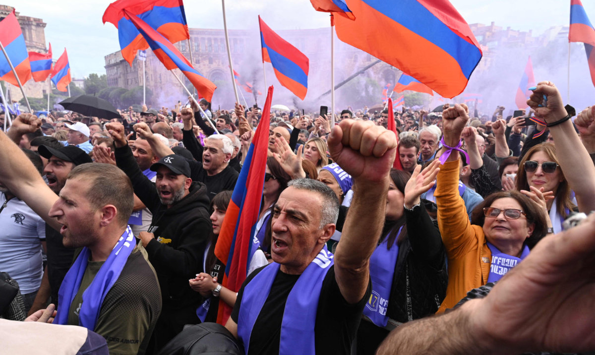 #Armenians throng center of the capital to demand the prime minister’s resignation arab.news/jsjed