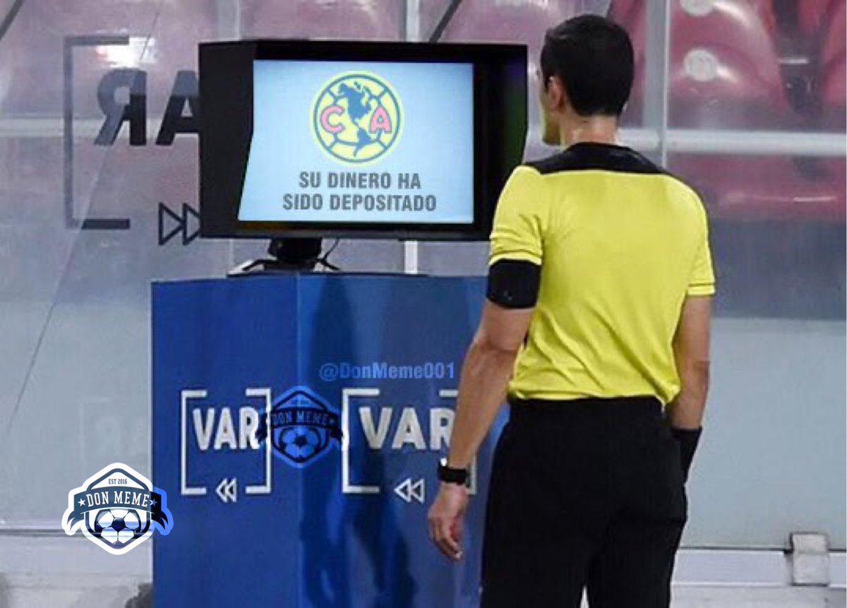 donmeme001's tweet image. El Gato Ortiz revisando el VAR en la #GranFinal América vs Cruz Azul