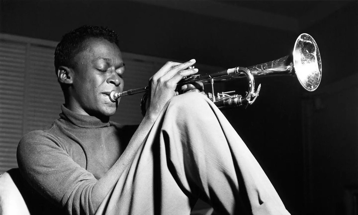 Se conmemora un año más del nacimiento de Miles Davis El 26 de mayo de 1926 nacía en Alton (Estados Unidos): Miles Dewey Davis III Davis fue un trompetista y compositor de Jazz, reconocido por su enorme influencia en este y otros muchos géneros