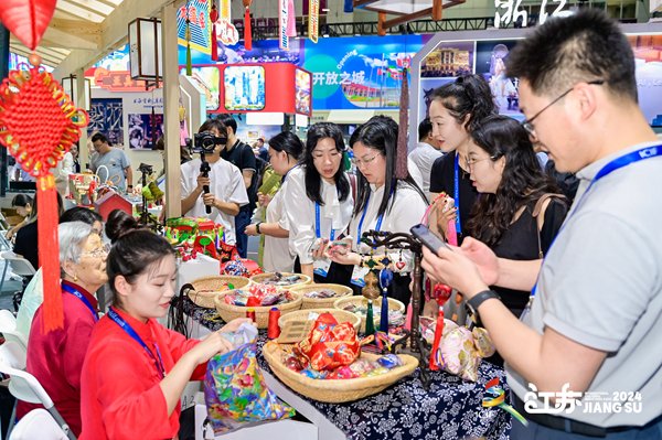 jiangsuandyou's tweet photo. #shenzhen #JiangsuCulture #JiangsuCulturalHub Numerous #intangible cultural heritage projects from Jiangsu made a collective appearance at the 20th China (Shenzhen) #ICIF, including #Suzhou embroidery, #Nanjing brocade, #Xuzhou sachets.#JiangsuHeritage @VisitSuzhou @szdaily1 https://t.co/CB8IHm2U9k