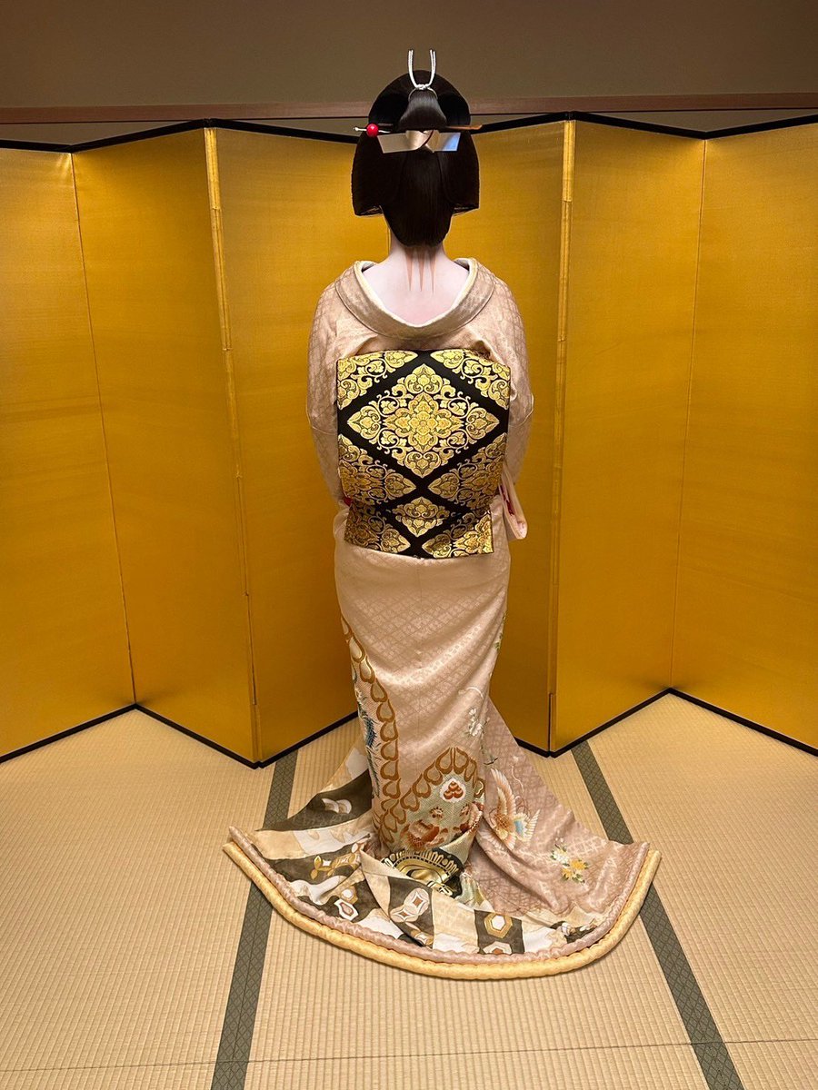 小つるさんの色紋付、色や図案も全て一つずつ丁寧に決めて素敵なお衣装に。
@shigemoridos 
#しげ森#芸妓#芸妓さん#舞妓#舞妓さん#舞妓さんになりたい#小つる #kyoto#geisha #geiko #maiko#kimono