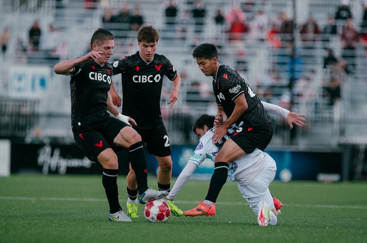 Andrei Tircoveanu surrounded by #VancouverFC players entered the #BCDerby #CanPL game in the 65’ for @Pacificfccpl vs rivals @vanfootballclub 

#VFCvPFC 2-1

#TridentTerritory | #RisingTide | #ForTheIsle | #WeGoAgain
