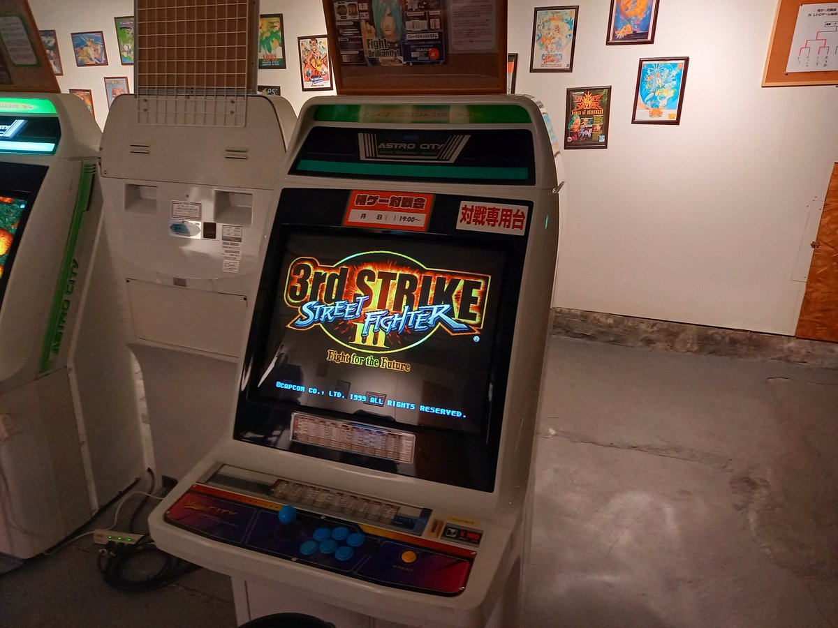 火災に遭ったあの日は、何度目かの格ゲー対戦会を行う予定でした。

会を重ねる度に、当店にも少しずつお客さん同士で対戦を楽しむ空気ができてきたところだったので、本当に残念でなりません。

あの日の続きは、いつか必ずやりたいと思います。