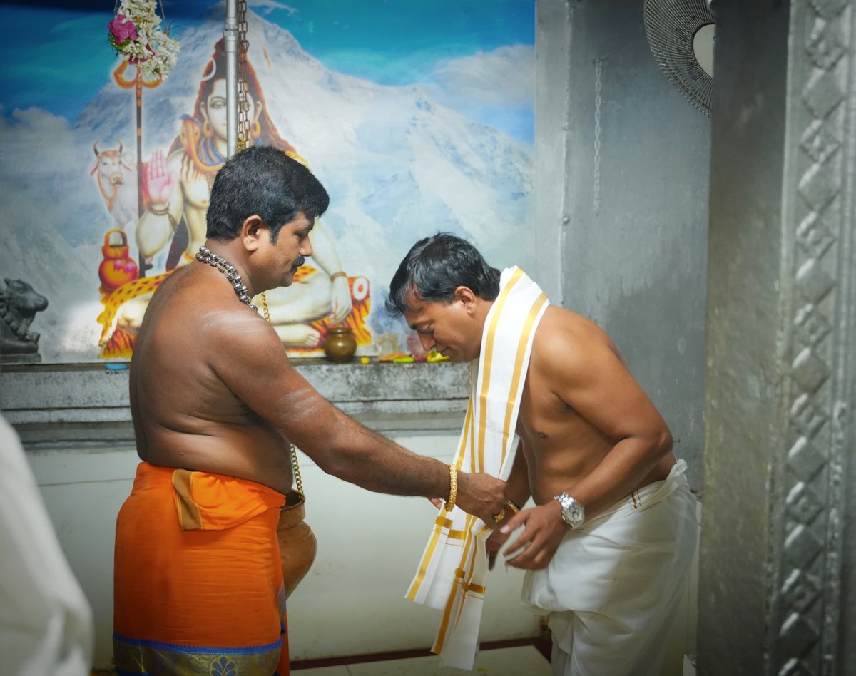 RakeshReddyBRS's tweet photo. ఓం శ్రీ సిద్దేశ్వరాయ నమః 🙏

ఆ బోలా శంకరుడు, పరమ శివుడి అనుగ్రహార్థం సిద్ధేశ్వర ఆలయంలో ప్రత్యేక పూజలు నిర్వహించి, ఆ భగవంతుడి ఆశీస్సులు పొందాను.

•|| హర హర మహాదేవ శంభో శంకర ||•

#GraduateMLC 
#ElectionDay 
#Warangal_Khammam_Nalgonda https://t.co/AdJARpc6qF