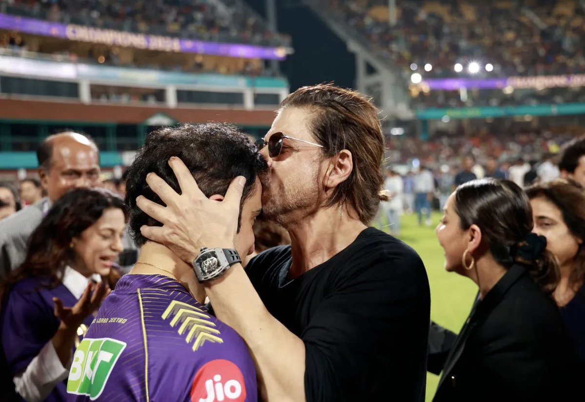 #iamsrk showering love over his team! #kkrwin