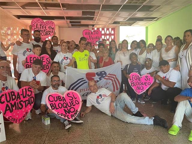 Representantes de las organizaciones estadounidenses Puentes de Amor y Codepink recorren hoy la región oriental de Cuba con una nueva carga solidaria, destinada específicamente al sector de la salud pública.