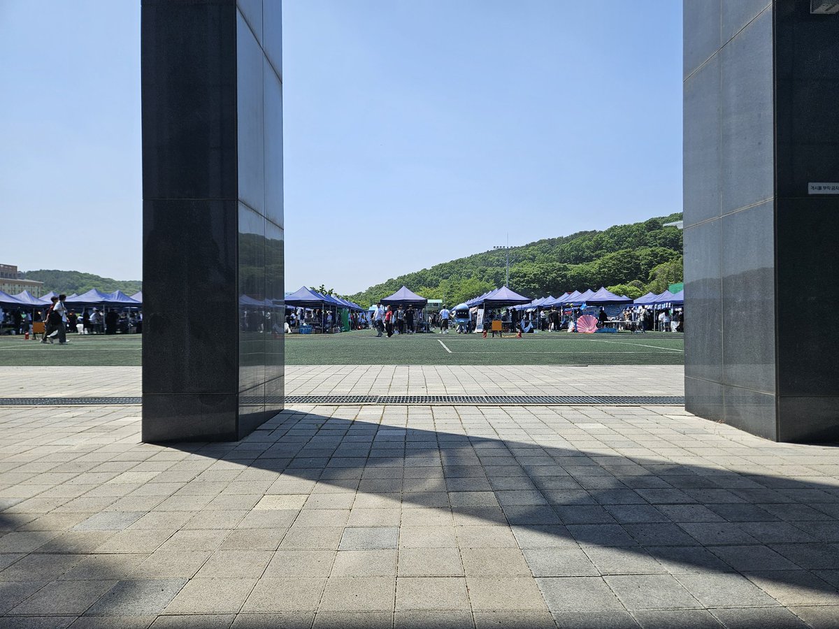 sunae1013's tweet photo. Last week, the festival was held. I enjoyed eating food and taking pictures with my friend.

#HUFSBizCom #GBTWriting @hufsbizcom https://t.co/tdgGrgSEGA