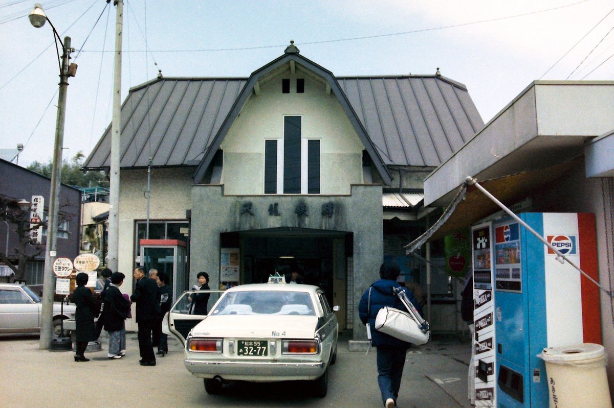 飯田線天竜峡駅。１９８１年。なんでバス停がと思ったらタクシー会社のものでした。