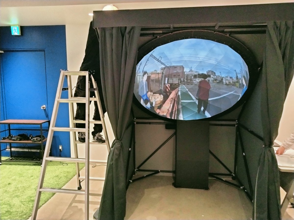 「ペーパードーム設営完了」

鉄フレームに、遮光用段ボール、カーテンを設置し完成✨
ドームの中に立つと、同じ空間とは思えないほどの反響音と没入感。下北沢で電車通過シーンでは、通過後の風に備え身体をすぼめてしまいました。
リアルな錯覚にハッとなる瞬間でした☺

5/15撮影にて📷