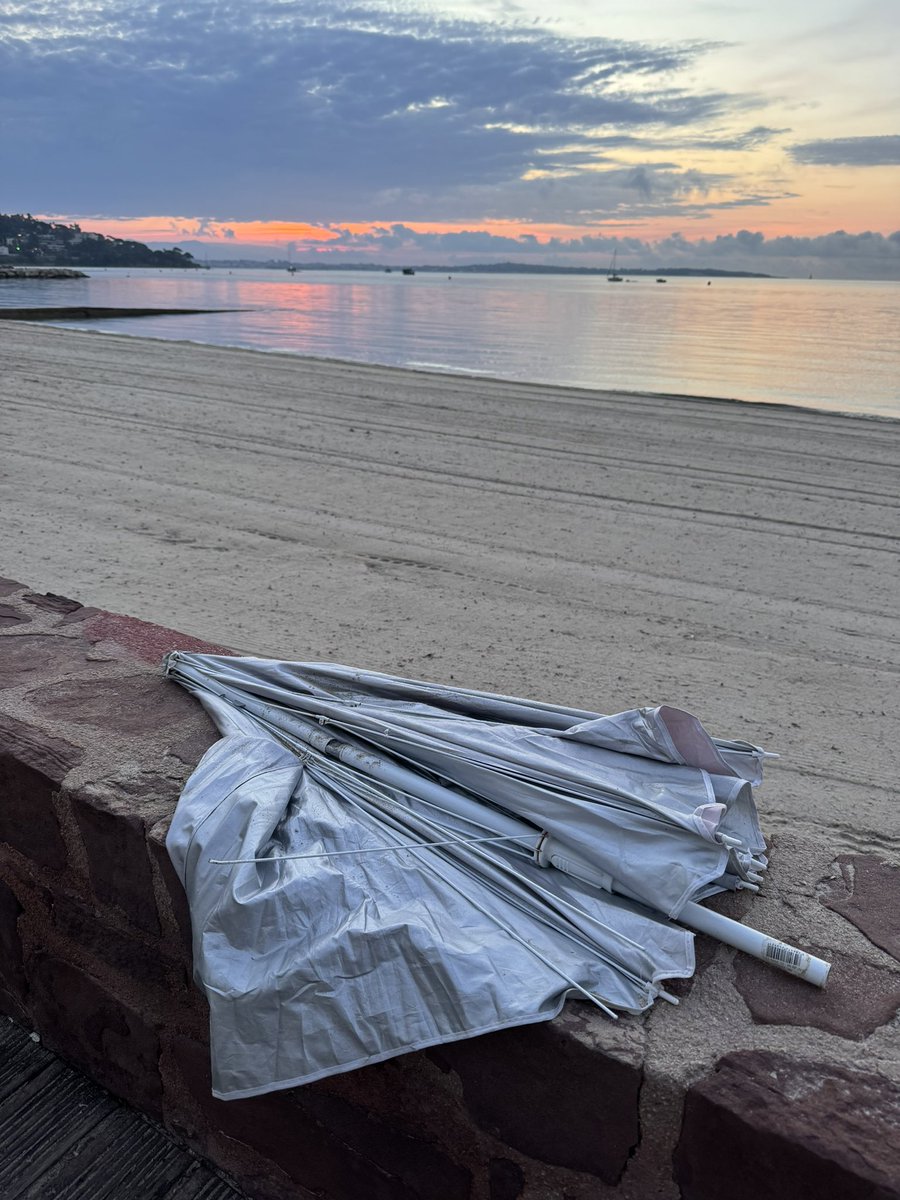 Tu étais pressé ce matin @cannes_michel . Tu as pris ta douche sur le fauteuil c’est bien a ton âge mais revanche tu as oublié ton parasol. Je le mets en lieu sûr @aldocannes @AnfossoCeline @mondeentiers