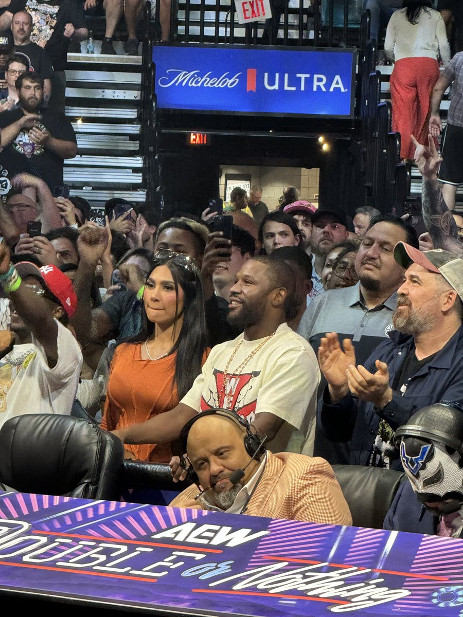 It’s entirely possible that Floyd Mayweather breaks Big Shows nose again tonight! #aew