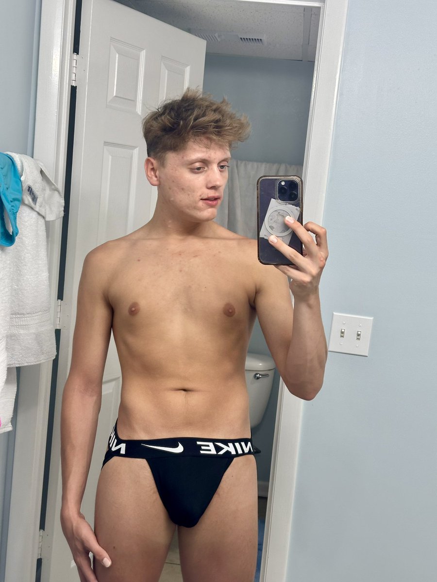 AlexzanderPlace's tweet photo. Front or back first ??? https://t.co/wZJ4fwnAro