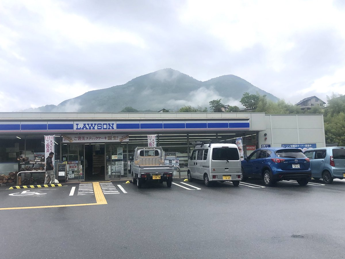 i_bunkyu's tweet photo. ローソンと富士
大和富士ですけどね（笑）
駐車場の中で撮れます https://t.co/Gv4psWhrES