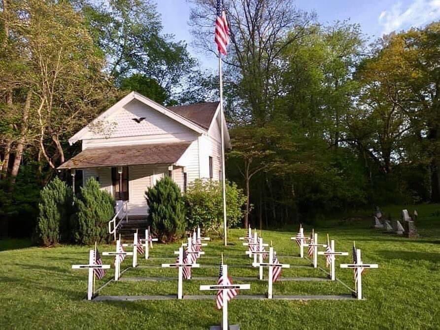 On this Memorial Day, we honor those who served and who gave all 🇺🇸❤️🤍💙 Happy Memorial Day wherever you are celebrating #besafe #bewell 💚💙🇺🇸 📸 @tjfazekas Pymatuning Chapter NSDAR