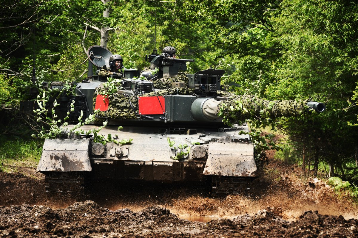 #令和５年度陸自写真コンテスト 審査員賞受賞作品を紹介！ 泥濘（でいねい）した演習場を躍進する９０式戦車です。作品タイトル「意思」（撮影：第72戦車連隊） @7th_Division_pr @NorthernArmy_pr