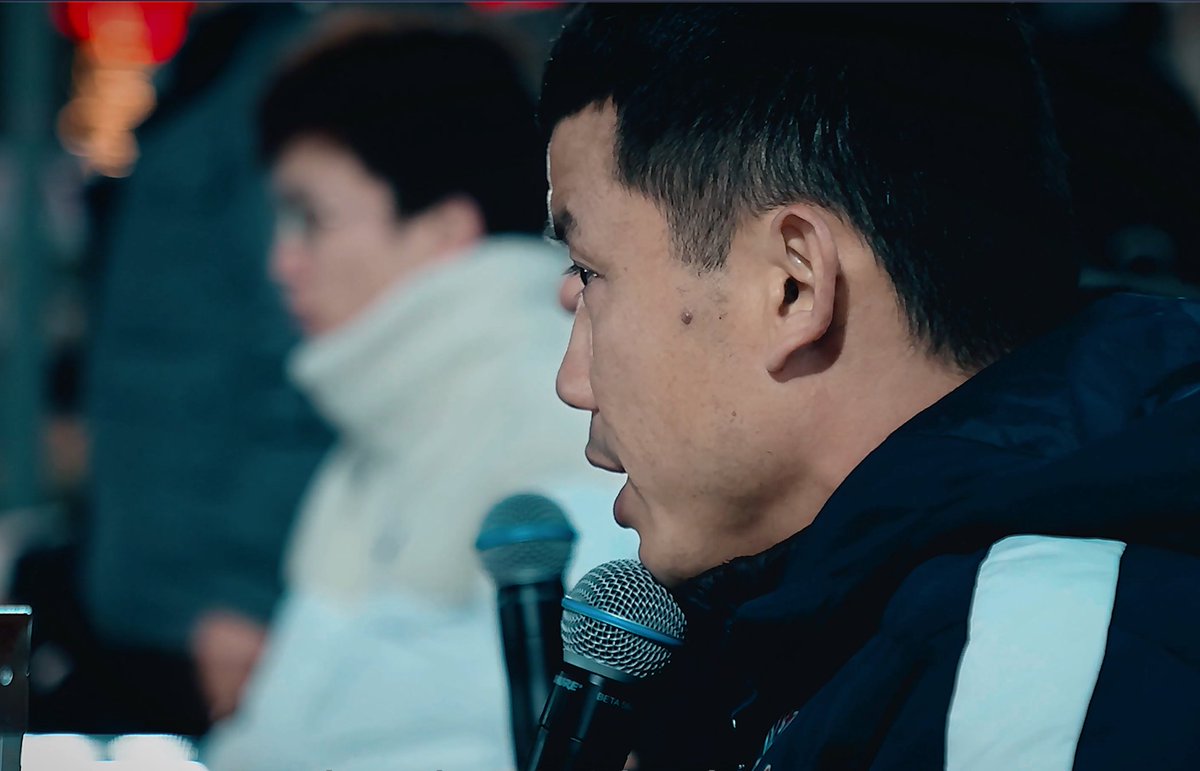 라이훙징과 다른 코치들의 10년 간의 끈질긴 노력 끝에 룽장 캠퍼스 축구는 마침내 2023년 ‘VSL’라는 새로운 용어를 탄생시켰고 점차 프리미어리그와 같은 프로 축구 리그와 협력 프로젝트를 구축하게 되었다.

#우리들의경기장 #풀뿌리스포츠 #비하인드씬 #귀주인상 #스포츠여정