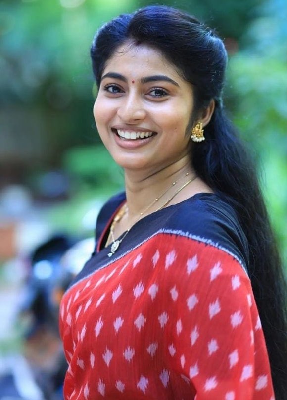 இத‌ழ் தொடும் தொலைவில் நீ இருக்க‌ இமை மூடி நானும் காத்திருக்க‌ முத்த‌ம் ஏனாடா நெற்றியில் ப‌தித்தாய்...!

அத‌ற்க்குள் நான் ப‌றித‌வித்து போகும் அழ‌கை நீ ப‌ருகி ம‌கிழ்த்தானோ...!

❤💕💙