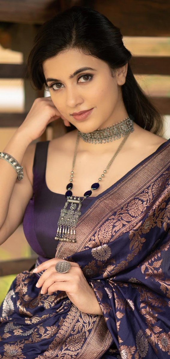 வென்மேக‌த்தால் ம‌றைக்க‌ப்ப‌ட்ட‌ முழும‌தியின் அழ‌கில் என்ன‌ ஆச்ச‌ரியம் இருந்த‌ விட‌போகிறது...!

மேக‌ம் வில‌கும் போதெல்லாம் விழியில் விழுவ‌து அவ‌னின் அழ‌கின் ப‌ரிணாம‌ம் அல்ல‌வோ...!

❤💞💙