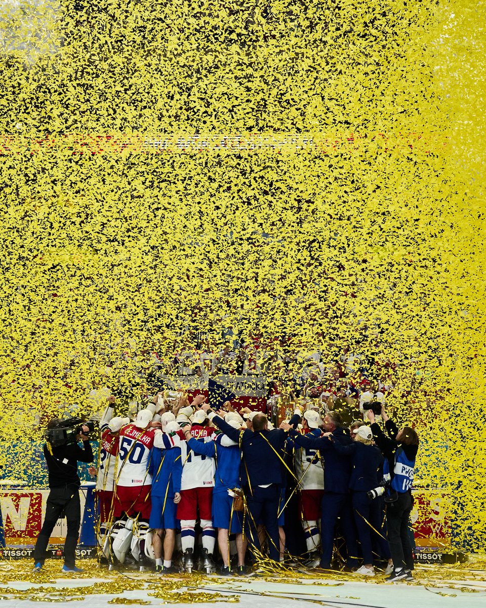 czehockey's tweet photo. 𝗬𝗢𝗨’𝗥𝗘 𝗦𝗢 𝗚𝗢𝗟𝗗𝗘𝗡 🎵🥇

📸 @BarboraReichova https://t.co/3RsrRnYZ7q