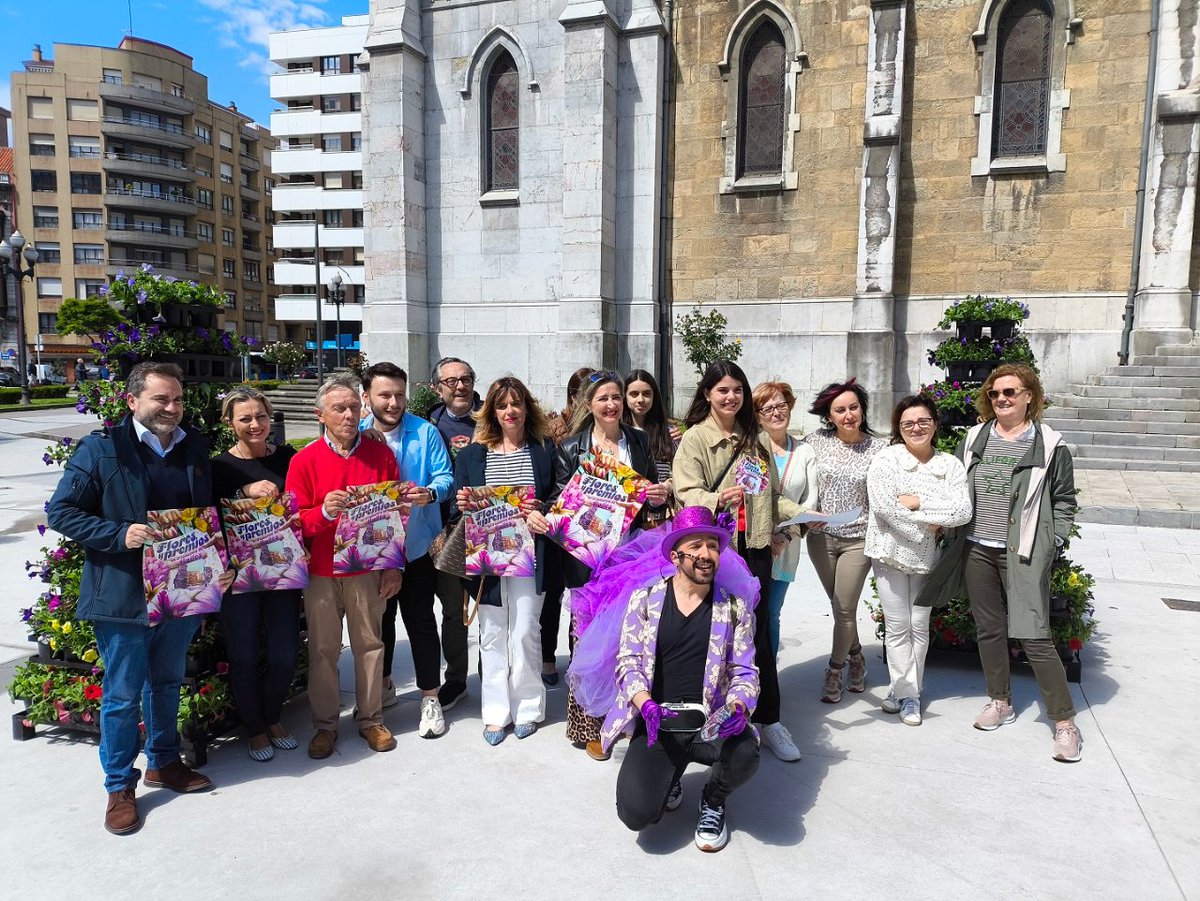 💐🛍️ Avilés llena de flores y premios sus zonas más comerciales para fomentar las compras en las tiendas locales 📌 Hasta el 2 de junio, dos personajes repartirán premios que consistirán en vales de regalo a canjear en los mismos negocios ℹ️ Más: i.mtr.cool/ltgppdzyts