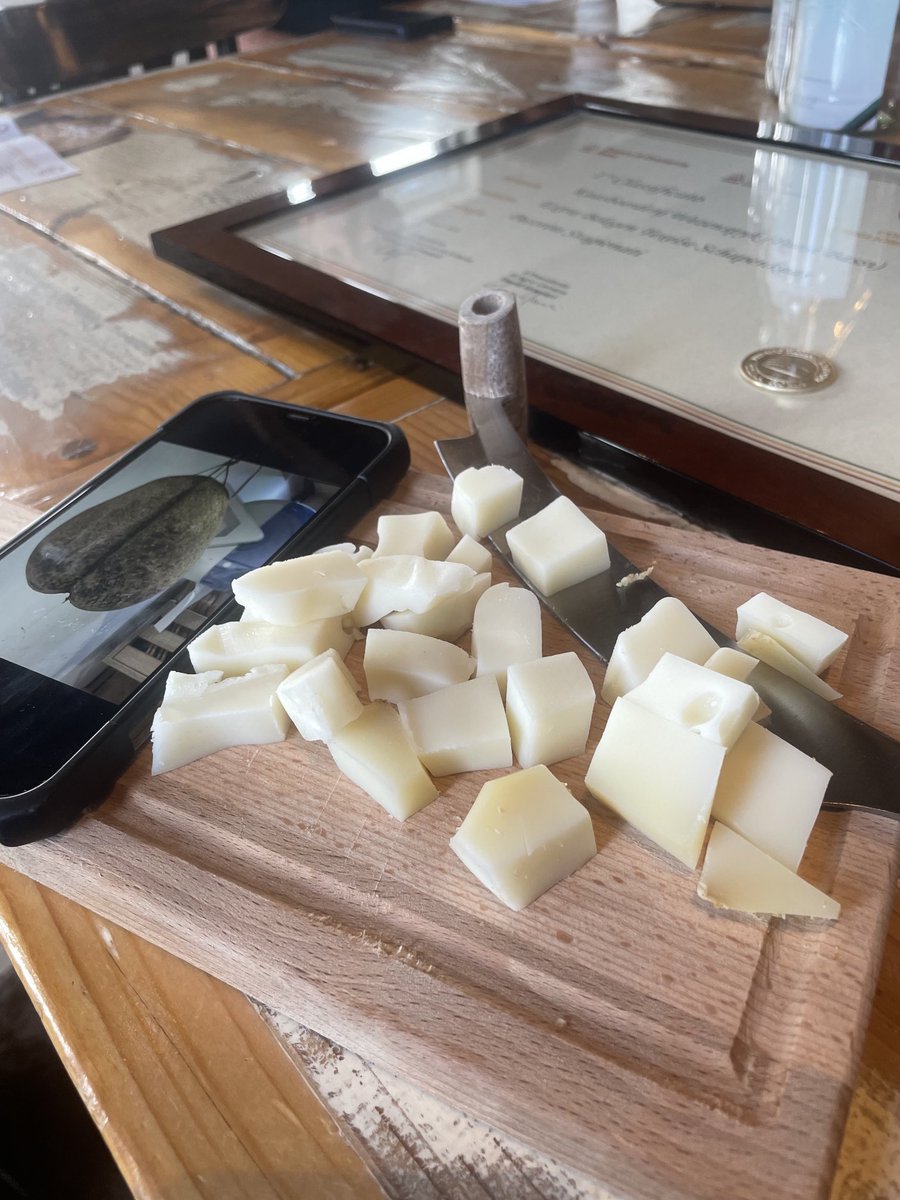 Wezenspyk's tweet image. Kantinevreugde: Koffie met koeienkaas uit Italië. #proeven #keuren