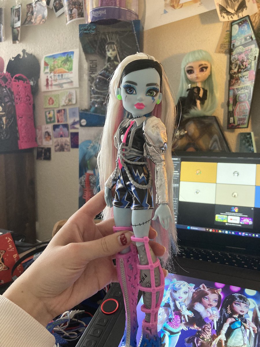 @Pastel_Ghost_17 I painted mine but I takes pictures before (this is an amazing doll)