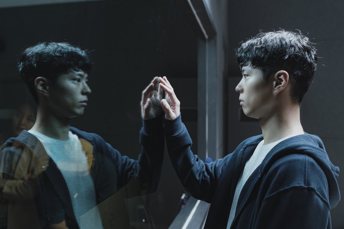 acemaker_movie's tweet photo. 박보검 vs 박보검 제 선택은요...🤔
당연히 박보검이지!!

현실과 가상 세계의 경계
1인 2역에 도전한 박보검의
온앤오프 스틸 대공개!

<원더랜드> 6월 5일 대개봉
#원더랜드 #탕웨이 #수지 #박보검 #정유미 #최우식 #김태용감독 #6월5일극장대개봉 #wonderland https://t.co/lCTF6nj3Nf
