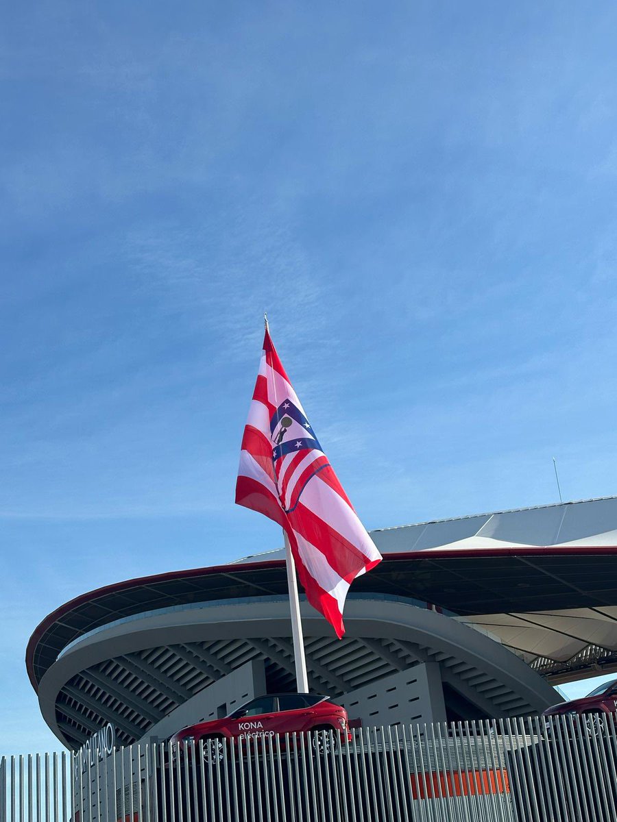 Siete años de lucha inquebrantable.
Siete años de marcar el camino para recuperar lo que era nuestro.

Hoy, en nuestro estadio, se alza la bandera de nuestro escudo al lado de la estatua de Luis Aragonés. 

Sigamos honrando la historia y los valores del Atlético de Madrid.