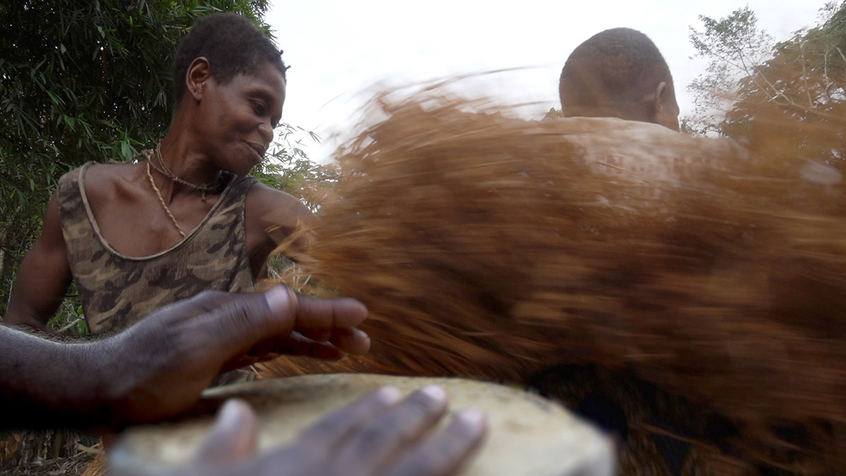 Jäger- und Sammlergruppen im Kongo pflegten schon Jahrtausende vor der Einführung der Landwirtschaft soziale Netzwerke – über riesige Distanzen hinweg. Die kulturelle Vielfalt zeigt sich an Musikinstrumenten, Fachvokabular und Genanalysen. news.uzh.ch/de/articles/me… @NCCR_Language