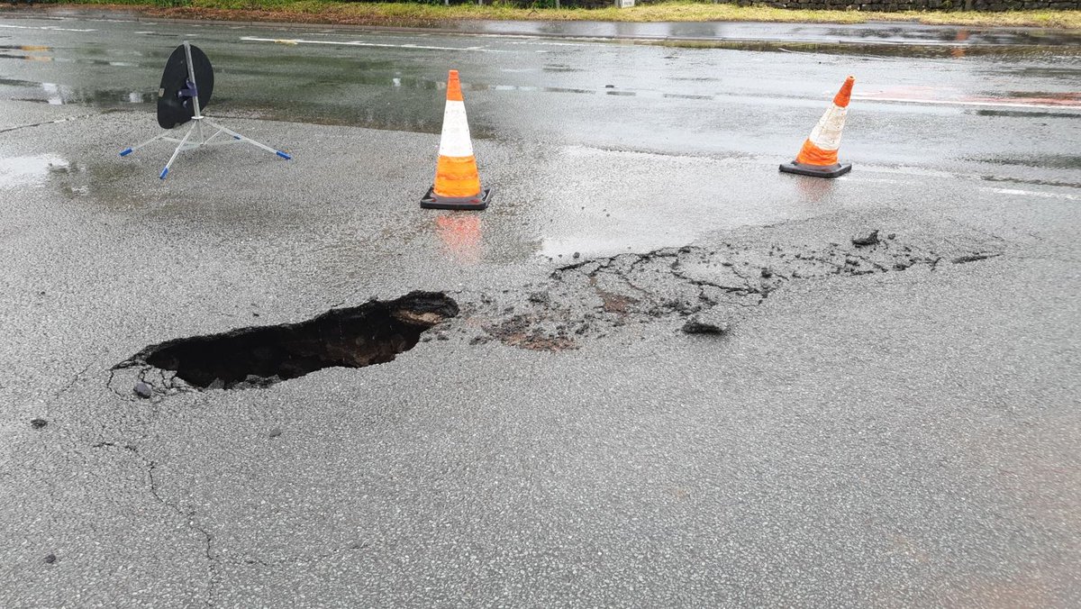 Cumbriapolice's tweet image. There is currently a road closure between Devil's Bridge and the A65 due to a collapsed road.  Please avoid Devil's bridge. 

No entry to A683 from Kirkby Lonsdale.

More: orlo.uk/txEDh