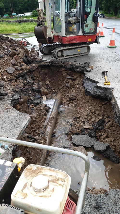 Cumbriapolice's tweet image. There is currently a road closure between Devil's Bridge and the A65 due to a collapsed road.  Please avoid Devil's bridge. 

No entry to A683 from Kirkby Lonsdale.

More: orlo.uk/txEDh