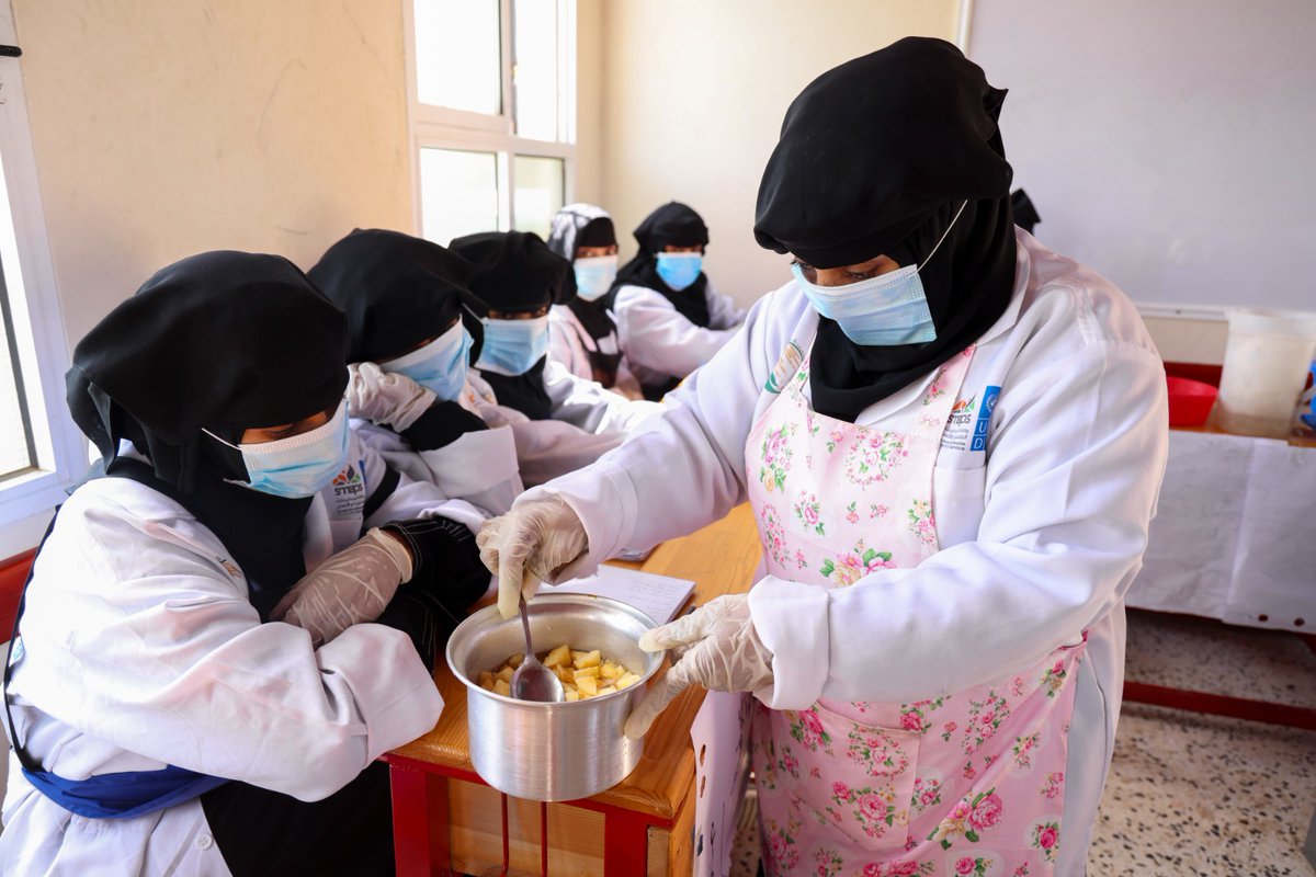 Empowered🧕🏽, thriving communities! 38🧕🏽in Al Waziya, #Taiz, completed training in food processing thru @UNDP's Vocational & Business Skills Project in partnership w/@SMEPSYemen & funded by @KSRelief. Ready to lead their own enterprises, they're shaping a brighter future!